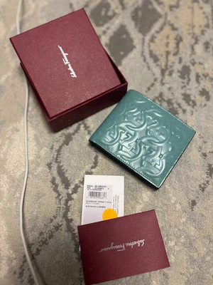 Cartera plegable Salvatore Ferragamo Travel Gancini de cuero azul en relieve*$450 Foto 1 de 4