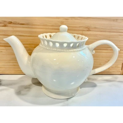 Tetera de porcelana I. Godinger & Co vintage de los años 90 con borde perforado de encaje blanco  Foto 1 de 4
