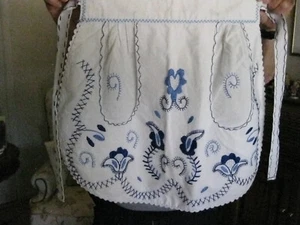 Delantal de algodón azul y blanco vintage bordado a mano bolsillos laterales forrados - Imagen 1 de 3