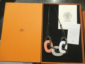 Collar Colgante Hermes Kalamba Blanco Gris Cuerno Lacado de Melocotón CAJA INC - Imagen 1 de 8