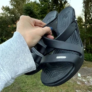 Crocs Cyprus IV Sandals Women's US 7 Black Slip On Open Toe Comfort Block Heel - Picture 1 of 4