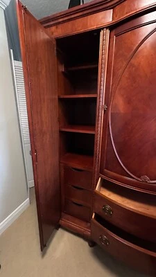 Guarda-roupa vintage de mogno Pulaski – Armário independente com 3 portas, 3 gavetas - Imagem 1 de 4