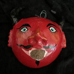 Vintage Mexikanische Kokosnuss Rot Diablo Teufel Maske hängend siehe Beschädigung - Bild 1 von 7
