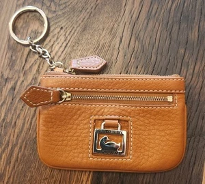 NUEVO CON ETIQUETAS DOONEY & BOURKE Estuche para Monedas Pequeño Grano Cuero Guijarro, Tostado - Imagen 1 de 4