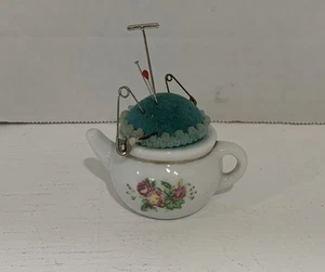 Porta spille in ceramica a forma di teiera con fiori - Foto 1 di 5
