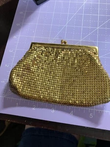 Vintage Davis and Whiting Coin Purse in Gold Mesh - Picture 1 of 4