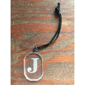 monogrammiert J Acryl ORNAMENT Geschenkanhänger Topper Weihnachten - Bild 1 von 2