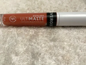 Lápiz labial líquido COVERGIRL Outlast UltiMatte SPRITZ BLITZ 110 sellado - Imagen 1 de 2