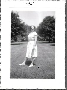 VINTAGE 1946 HIGH SCHOOL GIRLS HAIR/DRESS/LEGS/NYLONS FASHION PENNSYLVANIA PHOTO
