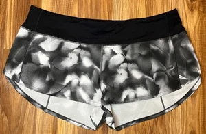 Lululemon Shorts Damen 10 Hotty heiß gefüttert schwarz grau Blumenmuster sportlich 2,5" - Bild 1 von 6