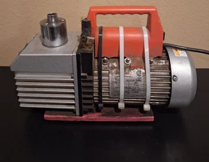 Bomba de vacío económica 15800 VacuMaster - 2 etapas, 8 CFM, CROMO, rojo/plateado - Imagen 1 de 3