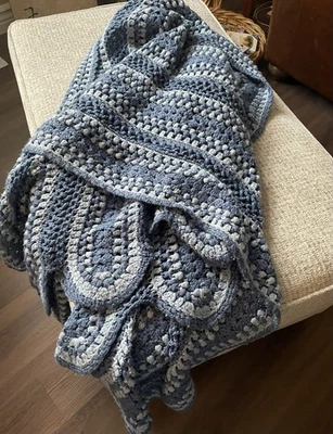 Ручной работы крючком винтажный. Афганское синее одеяло плед 54 x 72 дюйма зубчатые полосатые ряды - Изображение 1 из 4