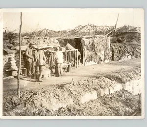 Foto de prensa de Francia 1916 de las primeras líneas de soldados de la Primera Guerra Mundial refugios de trinchera - Imagen 1 de 2
