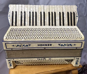Sammlerstück: Altes Akkordeon Hohner Tango III #112 - Picture 1 of 6