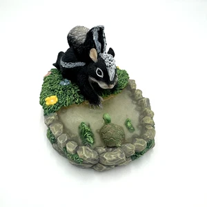 Charming Tails Skunk & Turtle Take Time To Reflect 87/396 Fitz And Floyd 1996 - Bild 1 von 19