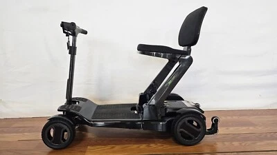 Scooter de movilidad plegable de carbono Pride Mobility Go-Go - CAJA ABIERTA - SC25BLK1001 Foto 1 de 4