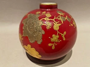 Vaso globulare Royal Crown Derby in porcellana rossa con fiori d'oro rialzati 1898 - Foto 1 di 7