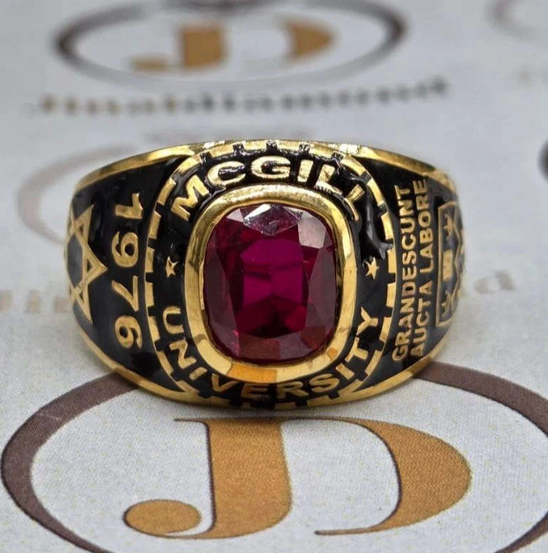 Anillo de colección 1976 McGill University Class chapado en oro piedra rubí rojo graduación Foto 1 de 4
