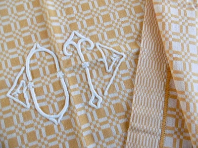 Nappe bistrot 1940 damas damier orange blanc chiffré O.T. - Photo 1/4