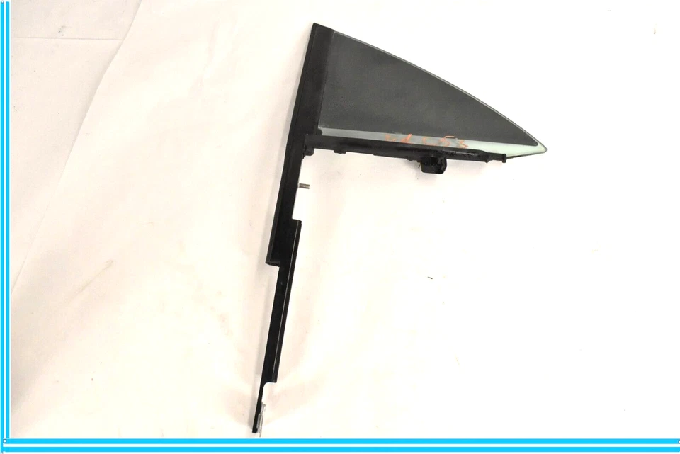 Оригинальное заднее левое стекло на четверть стекла со стороны водителя для Mercedes W218 CLS550 CLS63 12–18 годов выпуска - Изображение 1 из 4