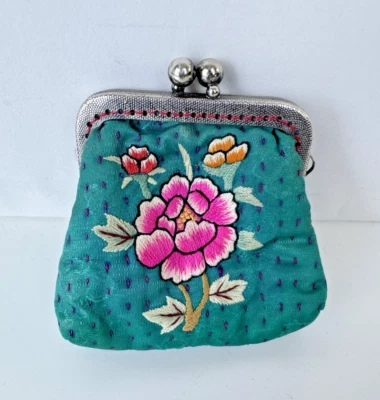 Cartera de cambio de moneda vintage cosida a mano y bordada floral con bloqueo de beso verde Foto 1 de 3