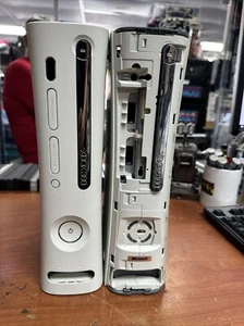 LOTE DE 2 CONSOLAS XBOX 360 BLANCAS - Reparación de piezas originales de Microsoft SIN PROBAR - Imagen 1 de 18