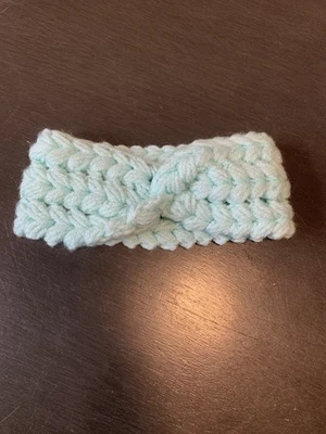 Diadema pequeña brillante azul claro tejida a mano con nudo giratorio decorativo Foto 1 de 4