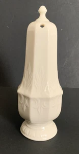 Muffineer Vintage Lenox EE. UU. 7” Porcelana Agitador Hojas en Relieve Tapón - Imagen 1 de 13