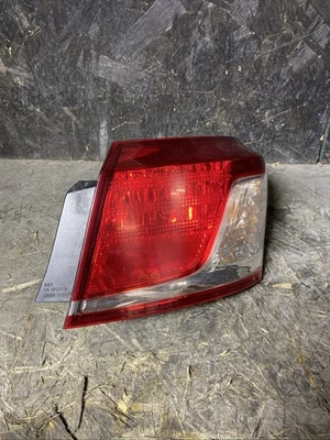Luz trasera para Lexus RX350 2013-2015 montaje exterior derecho construido en Canadá Foto 1 de 4