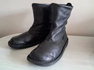 Bota DR MARTENS Cuero Negro TANA Media Pantorrilla Pull On Talla EU 41 UK 7 US 9 - Imagen 1 de 16