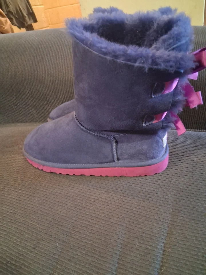 Botas de piel de gamuza UGGs Bailey Bow II cinta de terciopelo anochecer para mujer 6 Foto 1 de 4