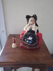 Poupée Alsacienne Ancienne de collection avec poupée miniature sur socle...