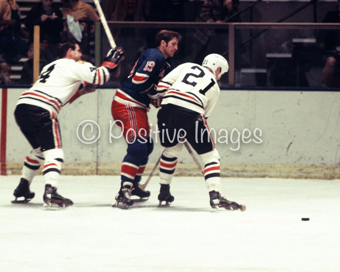 Foto a color 8x10 de Rangers Jean Ratelle v. Hawks Stan Mikita. #1 (Vol. 2) Foto 1 de 1