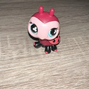 Littlest Pet Shop #629 Red Ladybug Pet Authentic LPS Blue Magnet ๐ - Picture 1 of 4