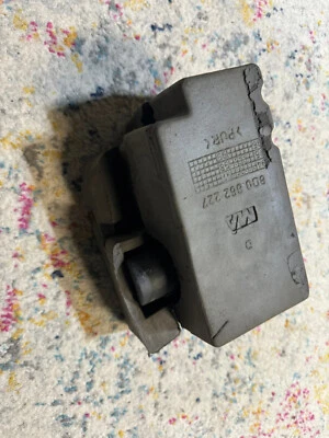 Bomba de puerta de cierre centralizado con bloqueo de vacío 4A0862257 OEM Audi B5 A4 y 90 1993-1996 Foto 1 de 4