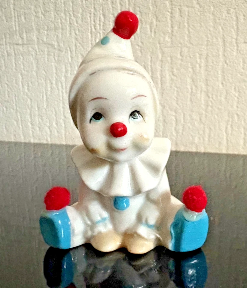 Vintage Porzellan Clown Figur – Handbemalt mit roten Pompons, Sammlerstück - Bild 1 von 4