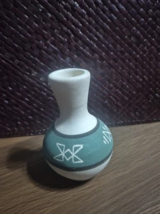 Sioux Indianer Kunstkeramik kleine Vase Künstler signiert grün/cremeweiß - Bild 1 von 5