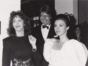 Foto de prensa 1987 Jaclyn Smith, Jane Seymour en AIDS Benefit en Bloomingdale's NY - Imagen 1 de 2
