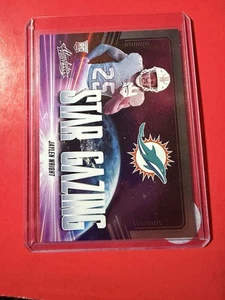2024 Panini Assoluto - Star Gazing Jaylen Wright #SG-JWT (RC) Miami Dolphins - Foto 1 di 2