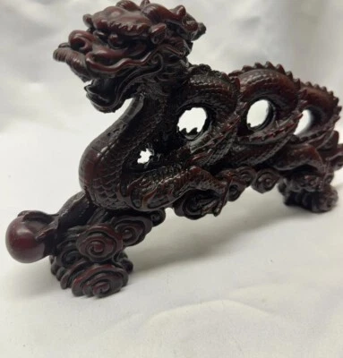 De colección Dragón Chino Sosteniendo Bola de Dinero Grande Estatua de Resina Roja 12 pulgadas de largo Foto 1 de 4