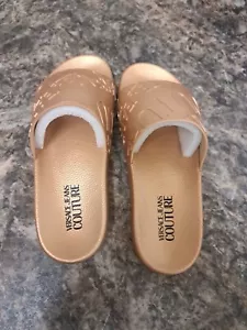 Versace Jeans Couture Gold Signature Embossed Pool Slide - Größe US 8. EU 41 - Bild 1 von 7