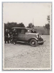 3 Personen posieren neben Auto - Altes Foto 1920er 1930er - Picture 1 of 2