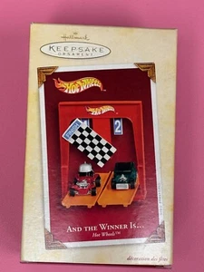 Hallmark Keepsake Ornament Hot Wheels 2005 Y el ganador es... Coches rojos verdes - Imagen 1 de 5