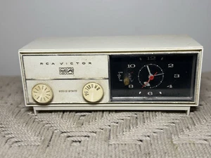🍊Radio orologio a valvole RCA Victor AM 1967 vintage | modello RJD15Y bianco si accende! - Foto 1 di 8