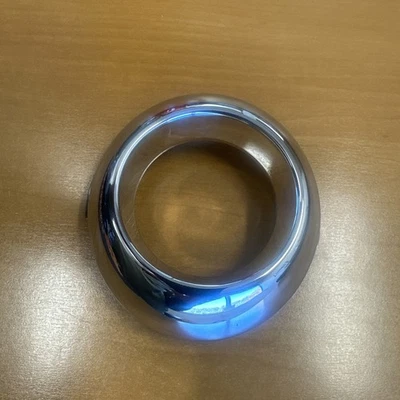 Оригинальный хромированный ободок противотуманных фар для Chevrolet SSR 2003-2006 годов выпуска 15214406 - Изображение 1 из 2