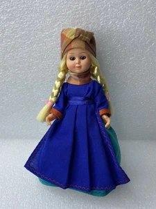 Vintage 7,5 Zoll Souvenir Kunststoff blonde Haare Puppe mit blauen Schlafaugen - Bild 1 von 16