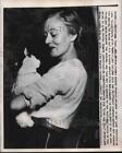 1947 Press Photo Mrs Meyers ex starlet with her pet cat Pompeii at her NY home