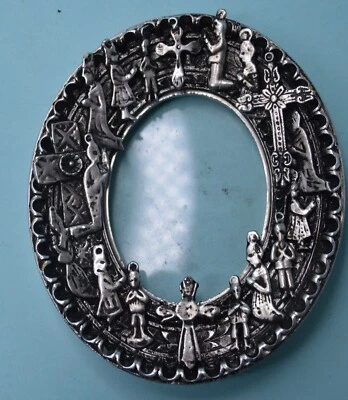 Figuras cristianas dimensionales sobre marco ovalado con cristal SIN RESPALDO Foto 1 de 2