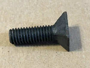 Eine neue 7/16 x 1-1/2 Flachkopf RH Gewindeschraube für eine McCormick Hirsch Ausrüstung - Bild 1 von 3