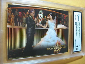 KATNISS & CEASAR 2013 THE HUNGER GAMES # 24 GRADO 10 L@@K A - Foto 1 di 1